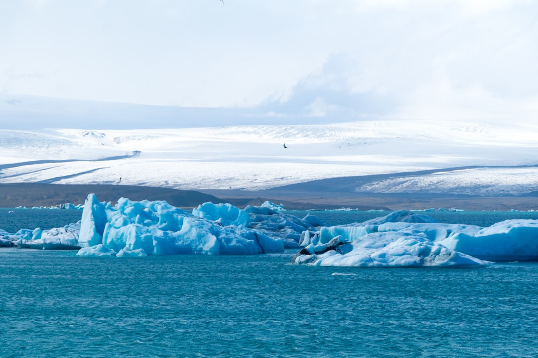 Горная холодная вода. Aysbergi Islandiya. Голубые льды Исландии. Голубые льды Исландии трекинг. Glacier Blue.