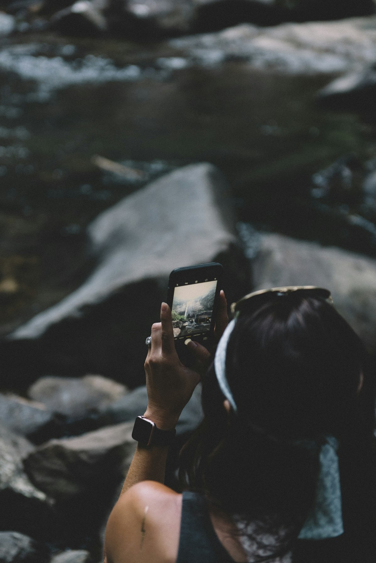 スマートフォンで写真を撮る女性