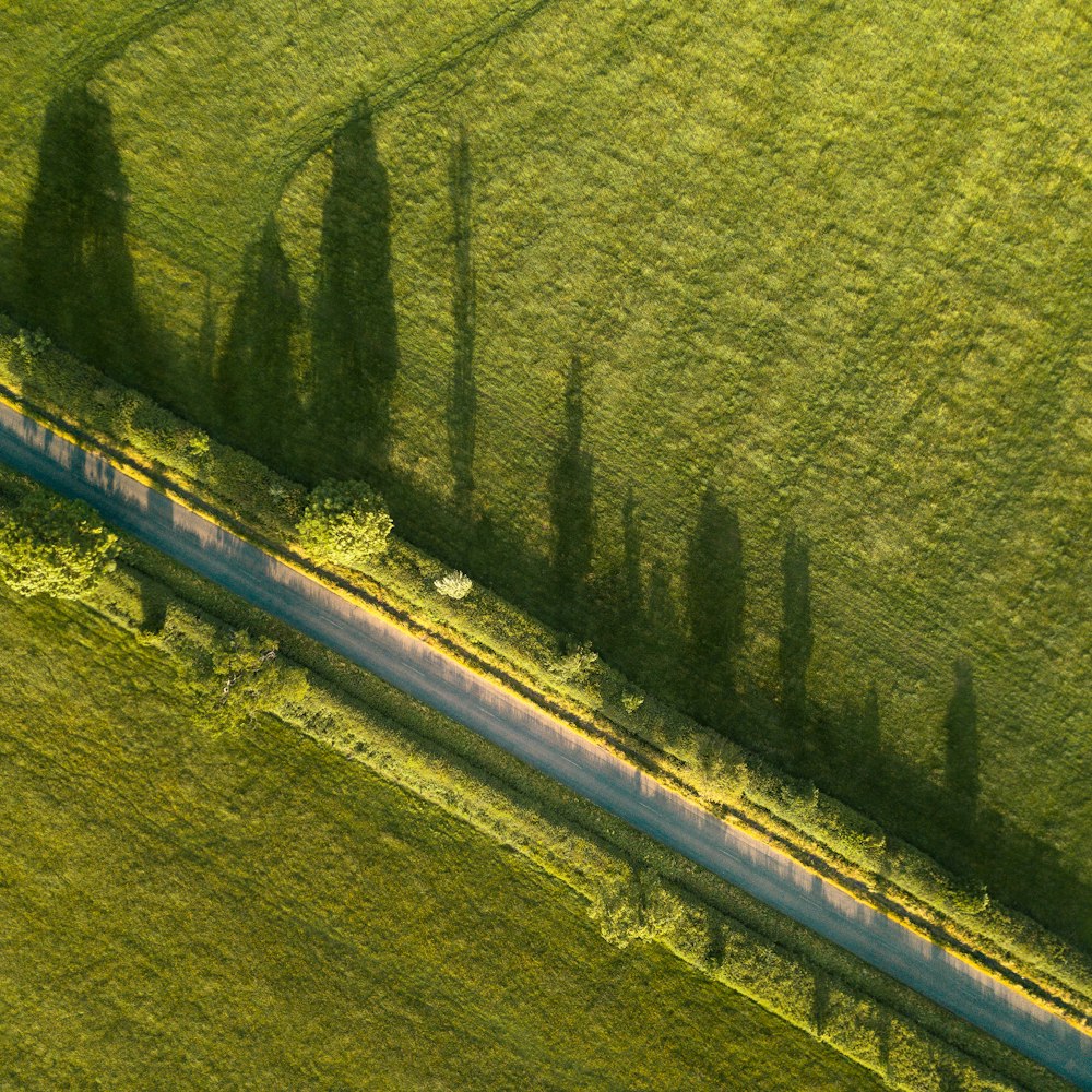fotografia aerea della strada vicino al campo erboso