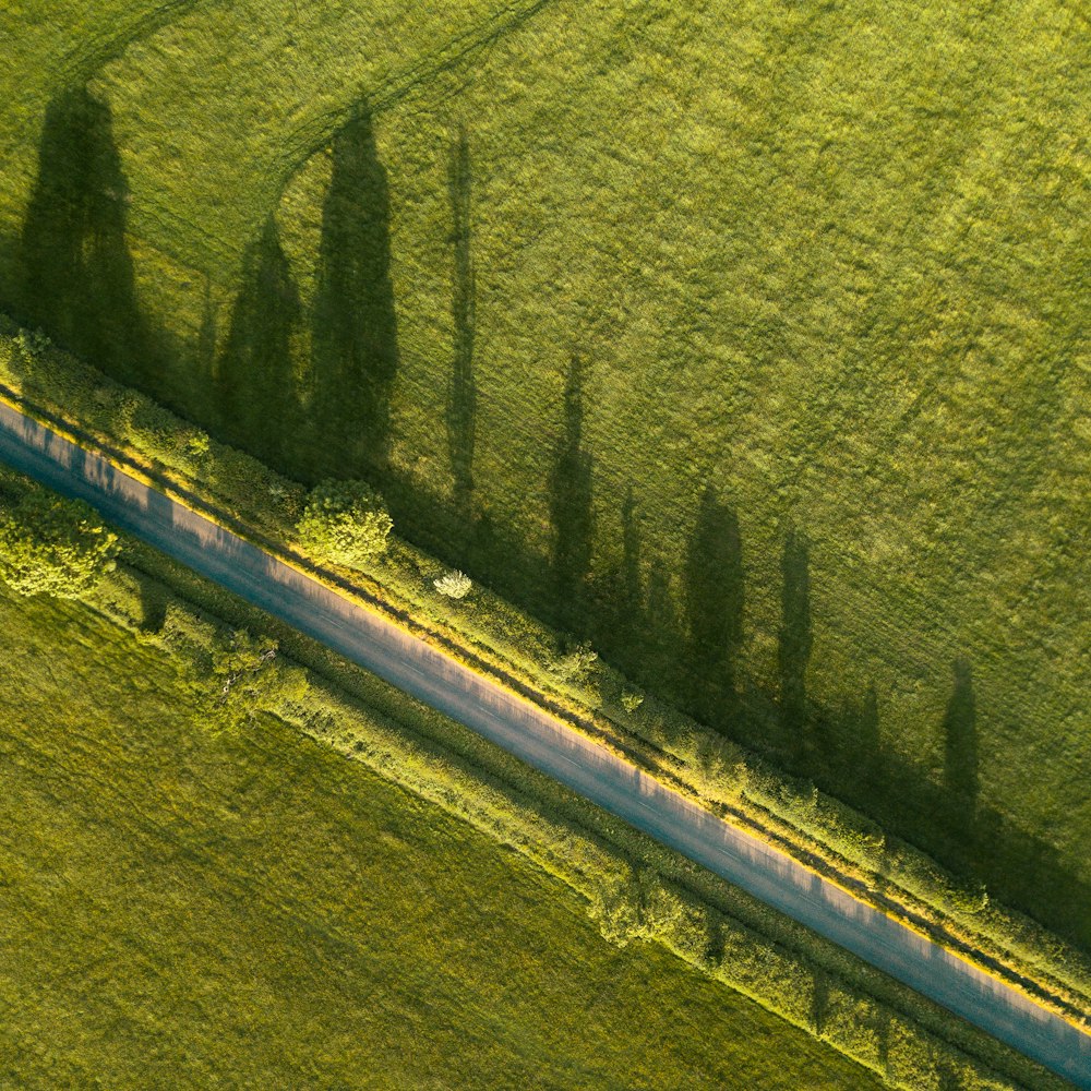 Fotografia aérea da estrada perto de Grass Field