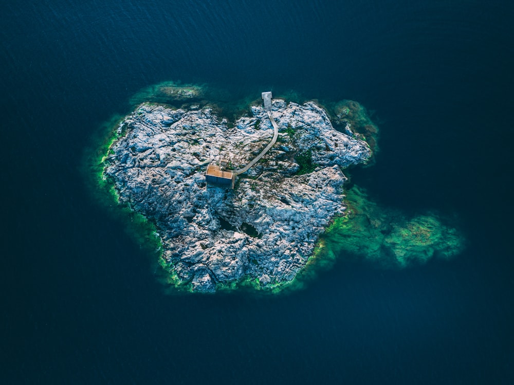 Fotografia com vista aérea da ilha cercada pelo oceano durante o dia