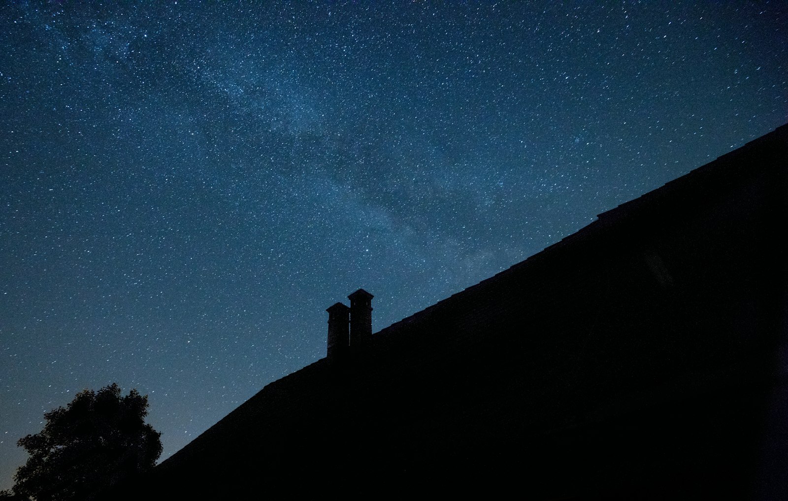 Canon EOS 5DS R + Canon EF 16-35mm F4L IS USM sample photo. Silhouette photography of roof photography