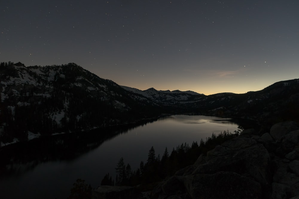 Berg und Baum spiegeln sich auf Gewässer