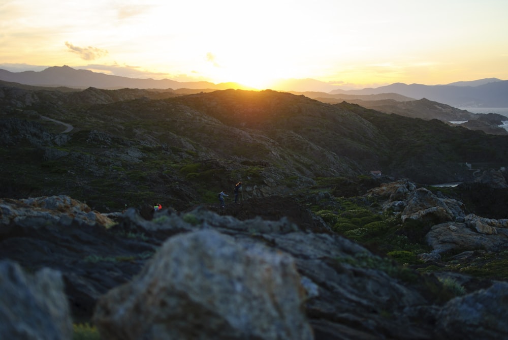 Grüne und graue Berge bei Sonnenaufgang