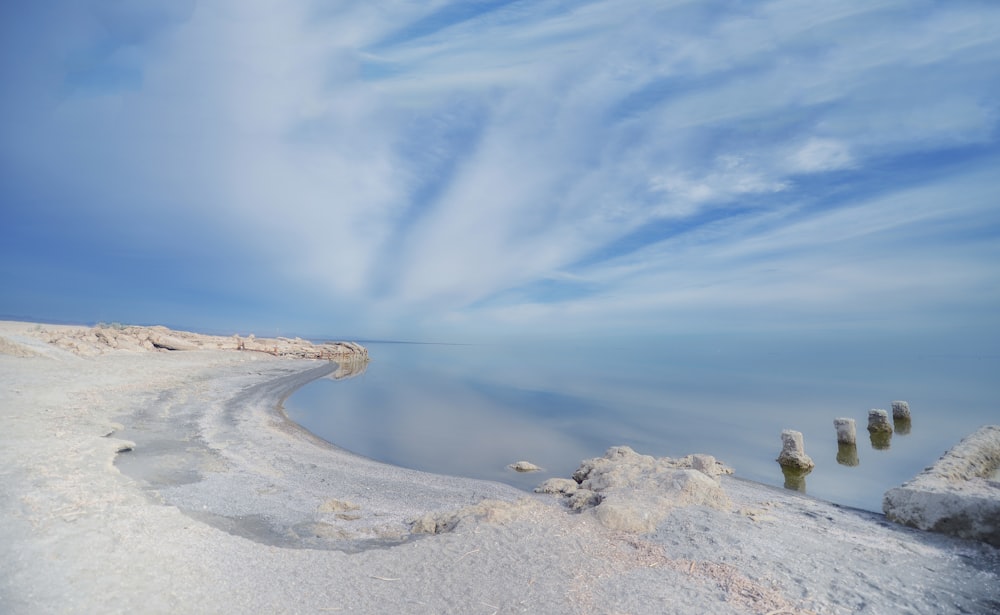 Fotografía de paisaje de la orilla del mar