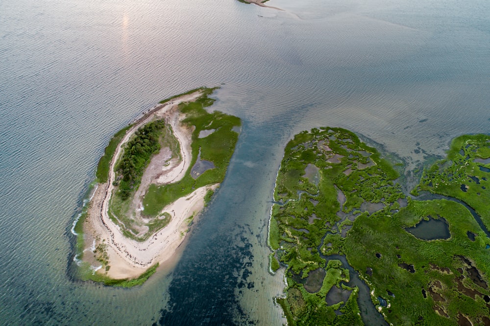 Luftaufnahme der Insel, die von einem Gewässer umgeben ist