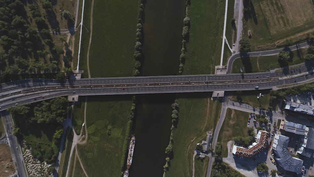 Vogelperspektive auf Brücke überquerendes Gewässer