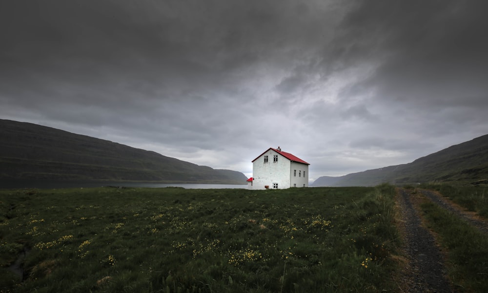 Architekturfotografie des roten und weißen Hauses