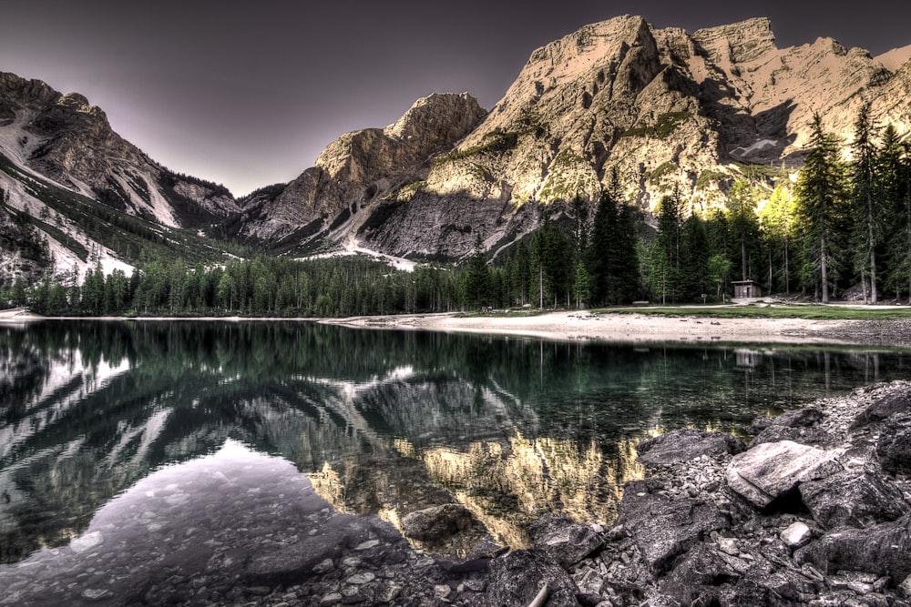 Foto de la montaña que se refleja en el cuerpo de agua