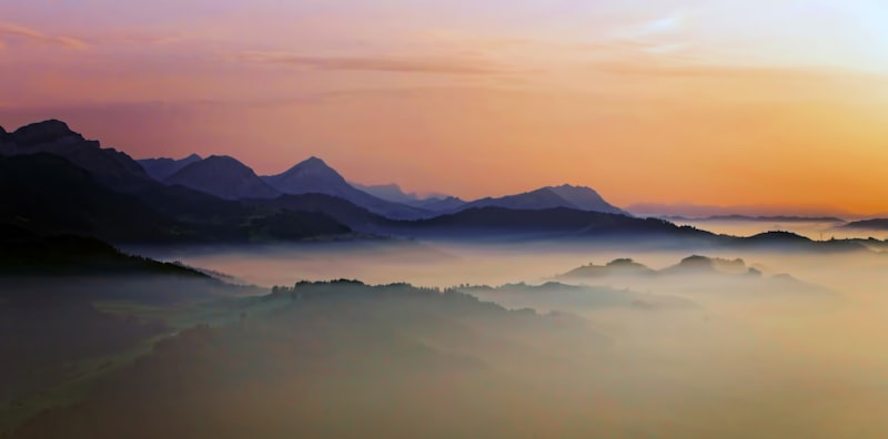 Hasil foto landscape dengan HP: sunrise berkabut di pegunungan