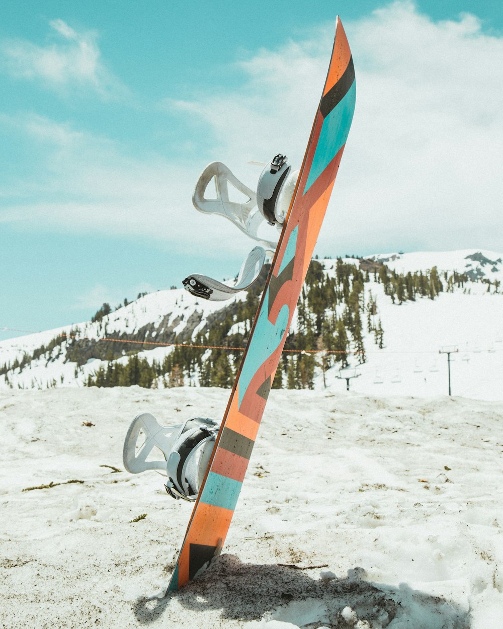 Fotografía de enfoque superficial de snowboard multicolor