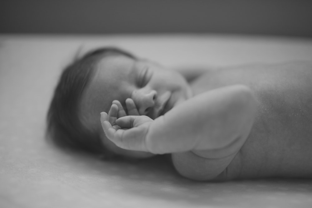 foto em tons de cinza do bebê
