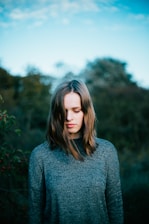 woman wearing gray knitted sweater