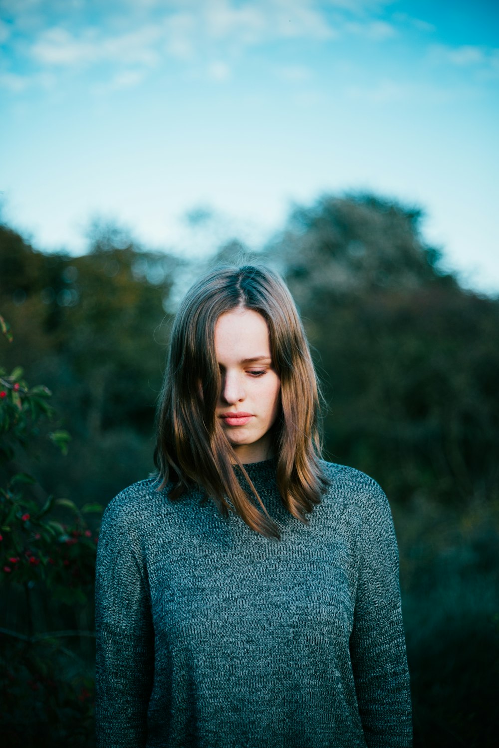 femme portant un pull tricoté gris