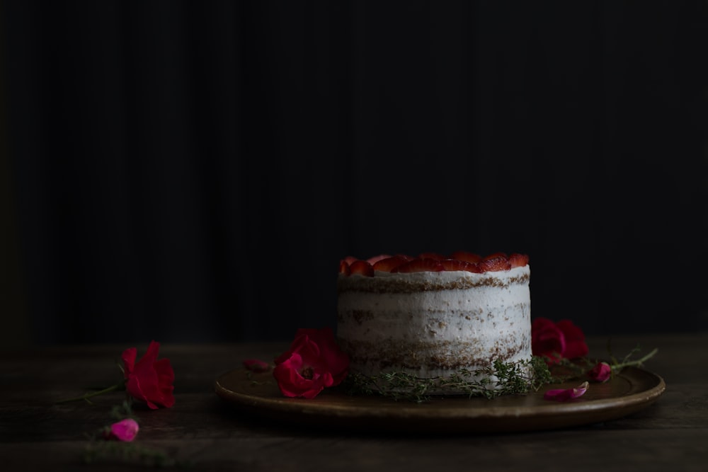 closeup photo of round cake on plate