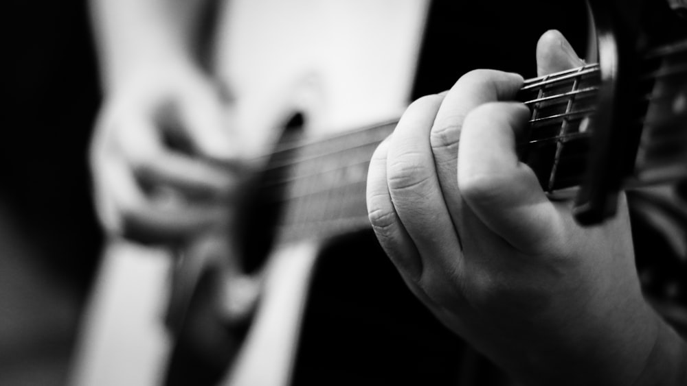 Person, die Gitarre spielt