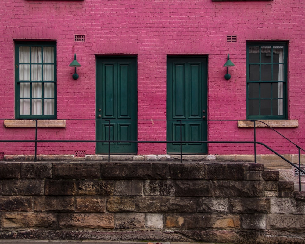 두 개의 문이 있는 핑크 하우스