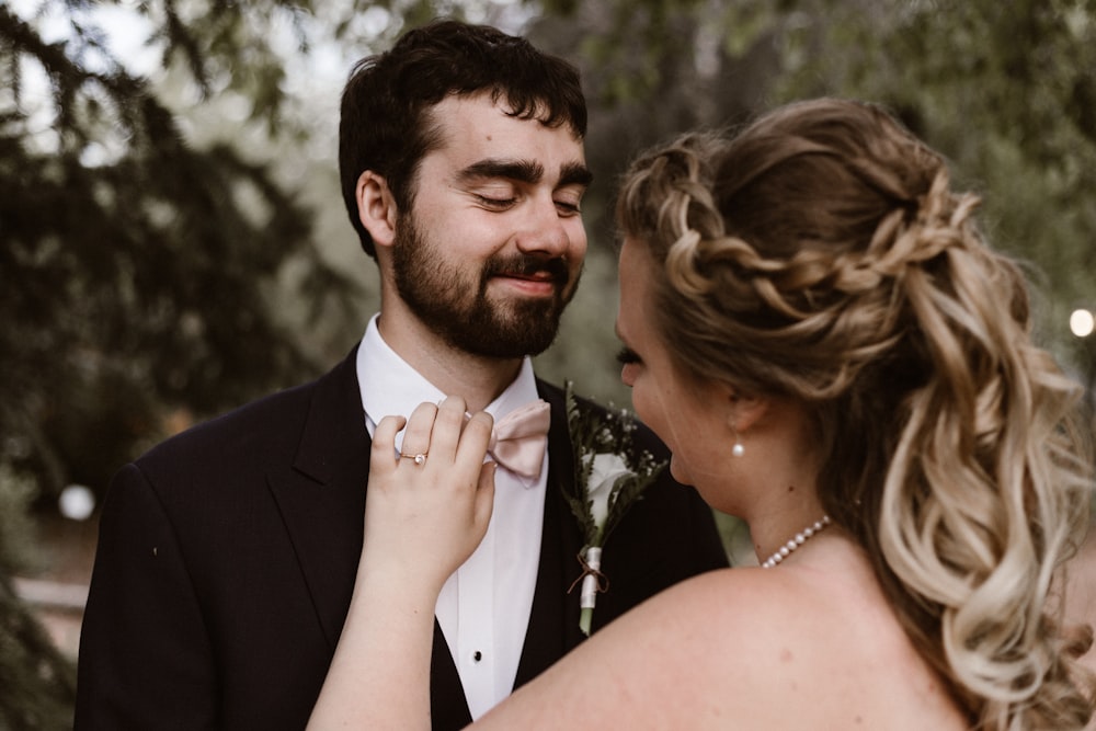 recém-casado feliz foto