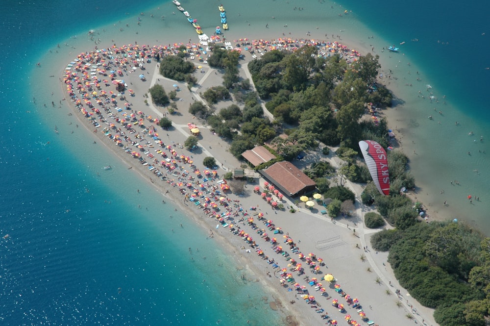 Vista de drone de uma praia de areia lotada em Ölüdeniz