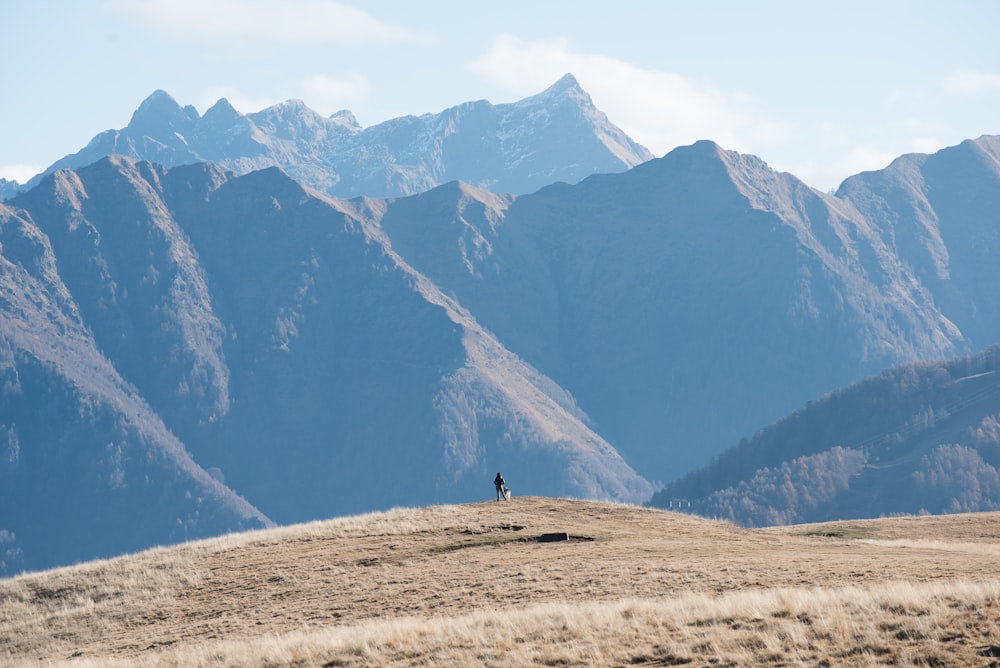 Foto de una persona mirando hacia la montaña