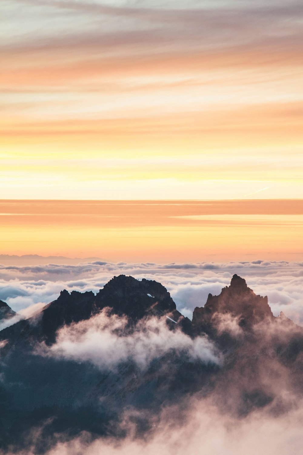 Blick von oben auf den von Wolken bedeckten Berg