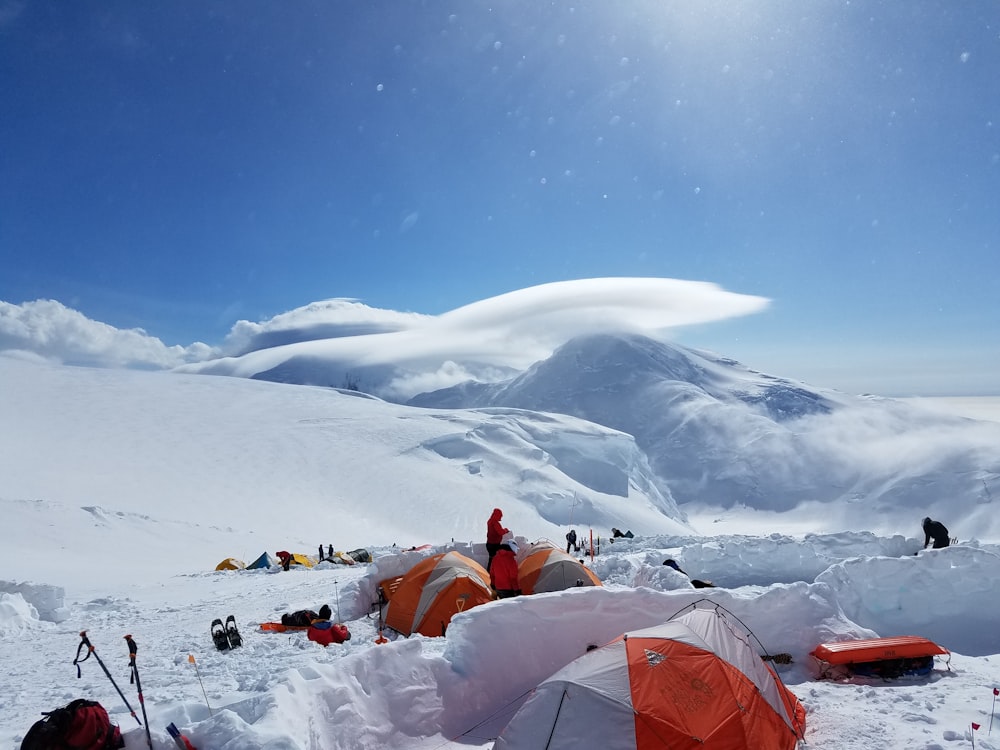 눈 덮인 산에서 캠핑하는 사람들의 그룹