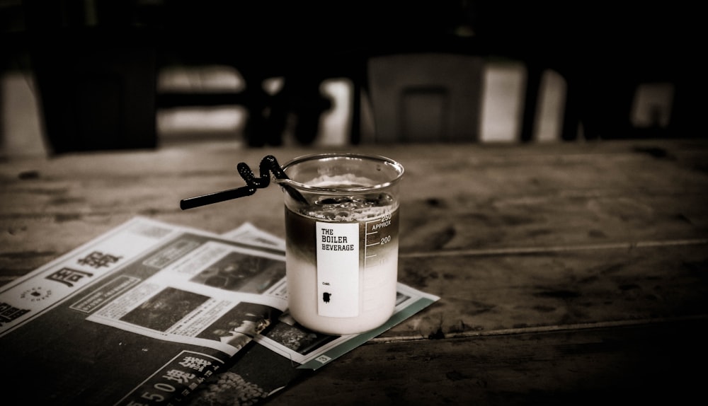 Fotografia de foco raso de smoothie em vidro sobre mesa