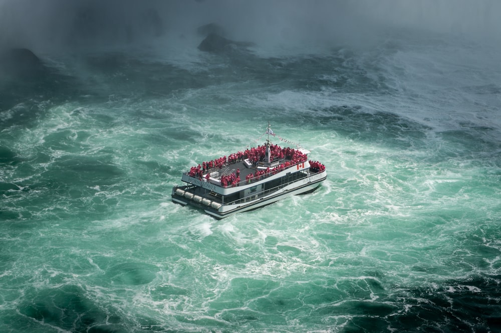 persone che cavalcano su una nave in mezzo al mare