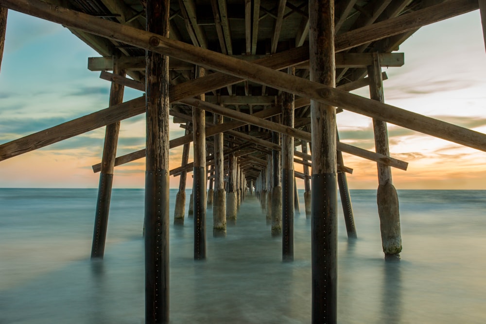 Beine des Piers im Wasser