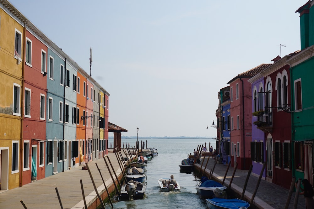 specchio d'acqua in mezzo agli edifici