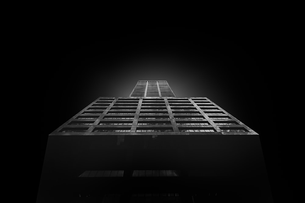 Fotografía de vista de gusano de un edificio rodeado de oscuridad