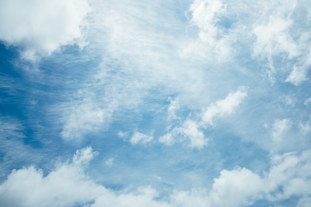 雲の浮かぶ青空