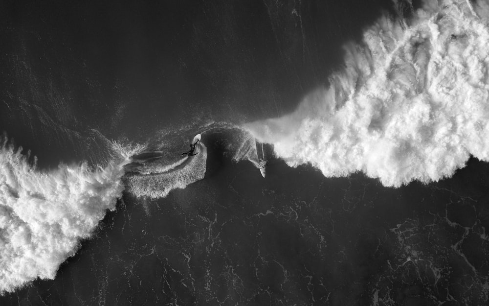 Foto en escala de grises de las olas del mar