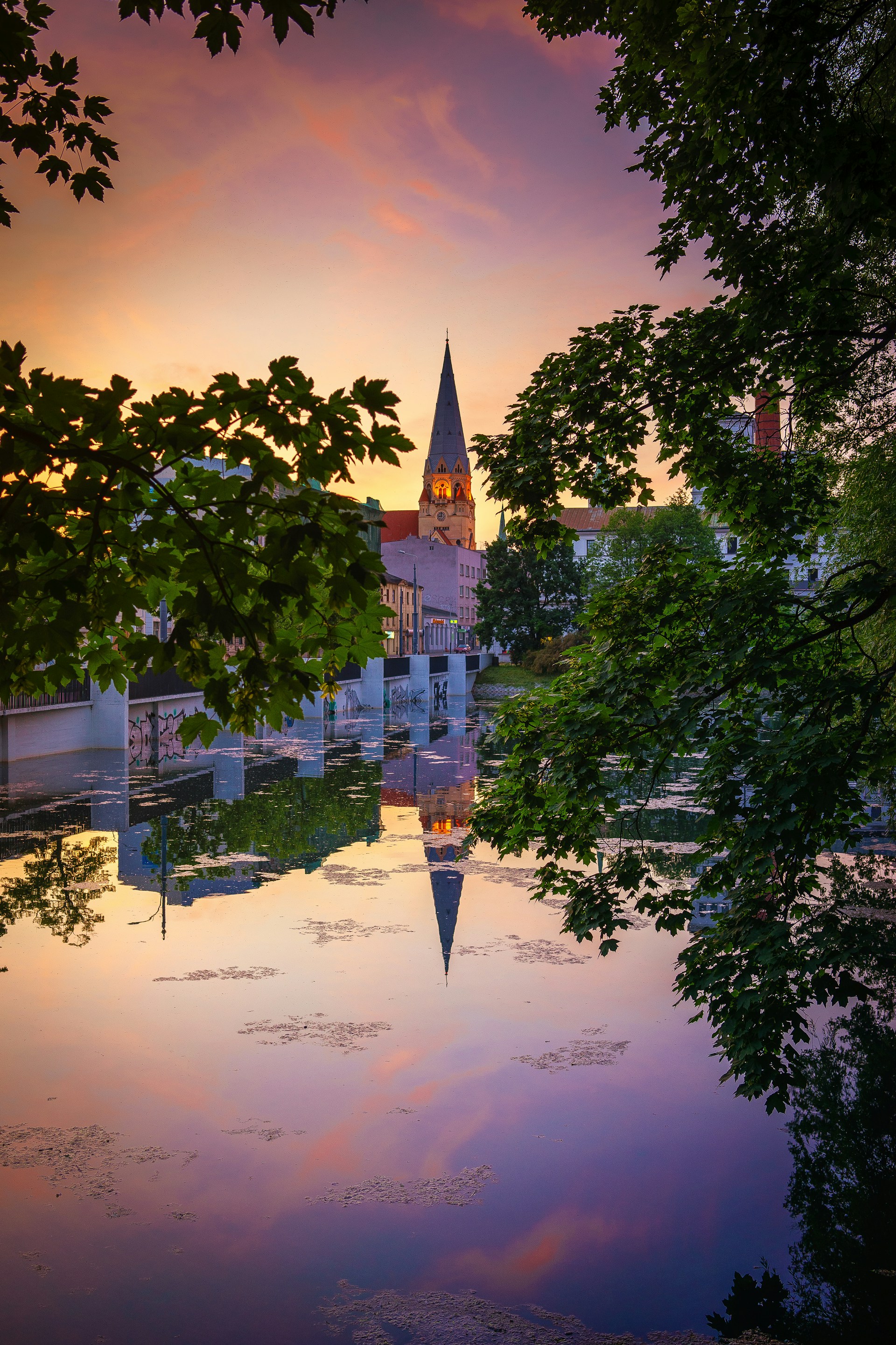 gray computer monitor
