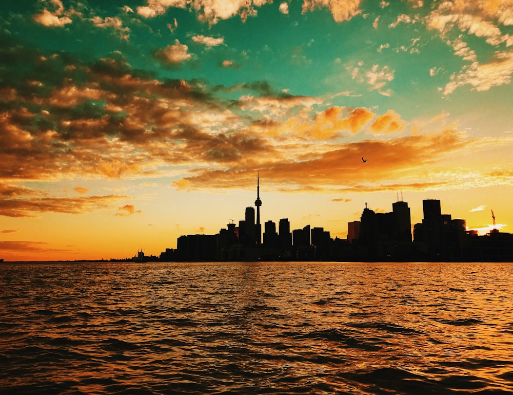 Plan d’eau à travers les bâtiments de la ville au coucher du soleil