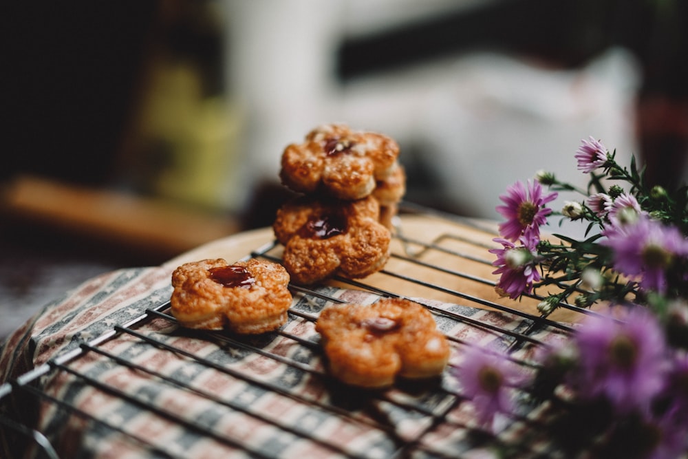 biscoitos ao lado da flor roxa