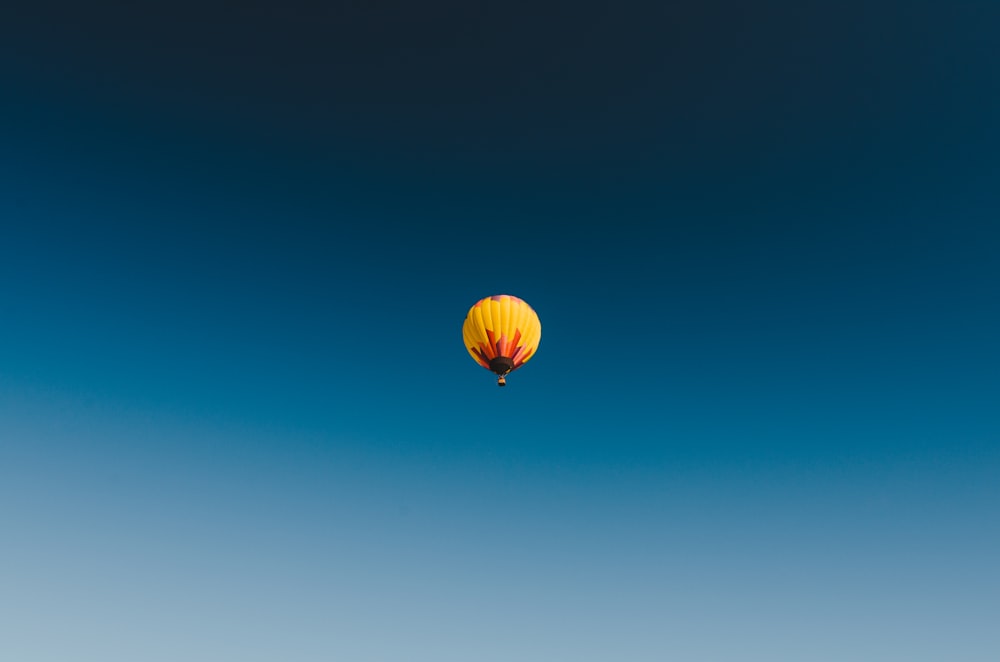 Fotografía de vista de ojo de gusano de globo aerostático amarillo en los cielos