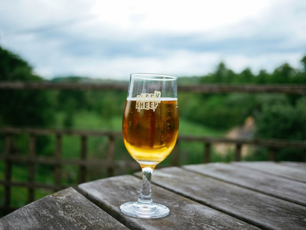 verre à vin rempli de liqueur