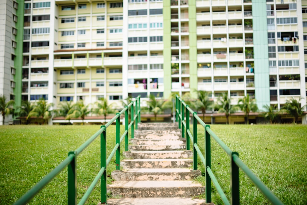 Escalier avec garde-corps donnant sur un immeuble de grande hauteur
