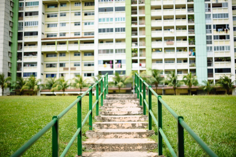 Escada com corrimão voltado para prédio alto