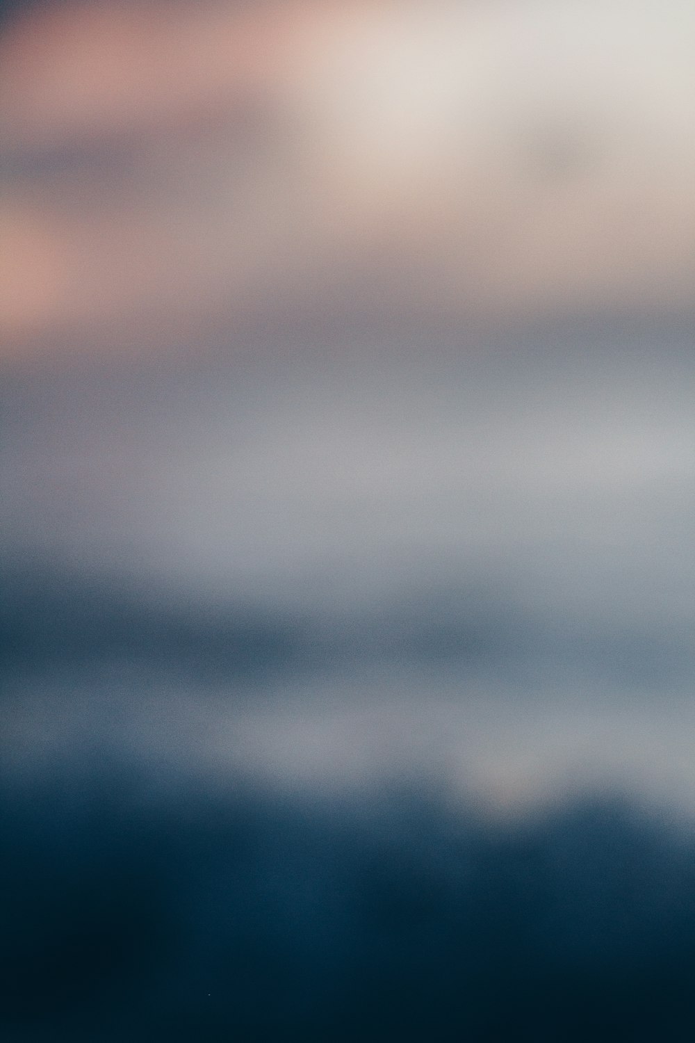 Ein verschwommenes Foto eines Vogels, der am Himmel fliegt