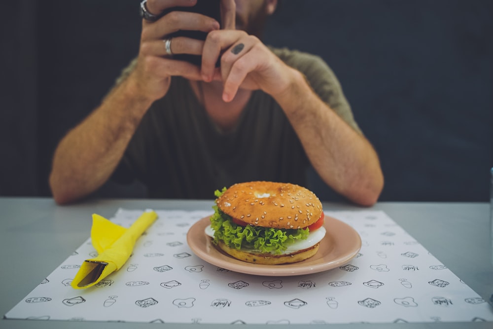 Hamburger sur assiette de soucoupe