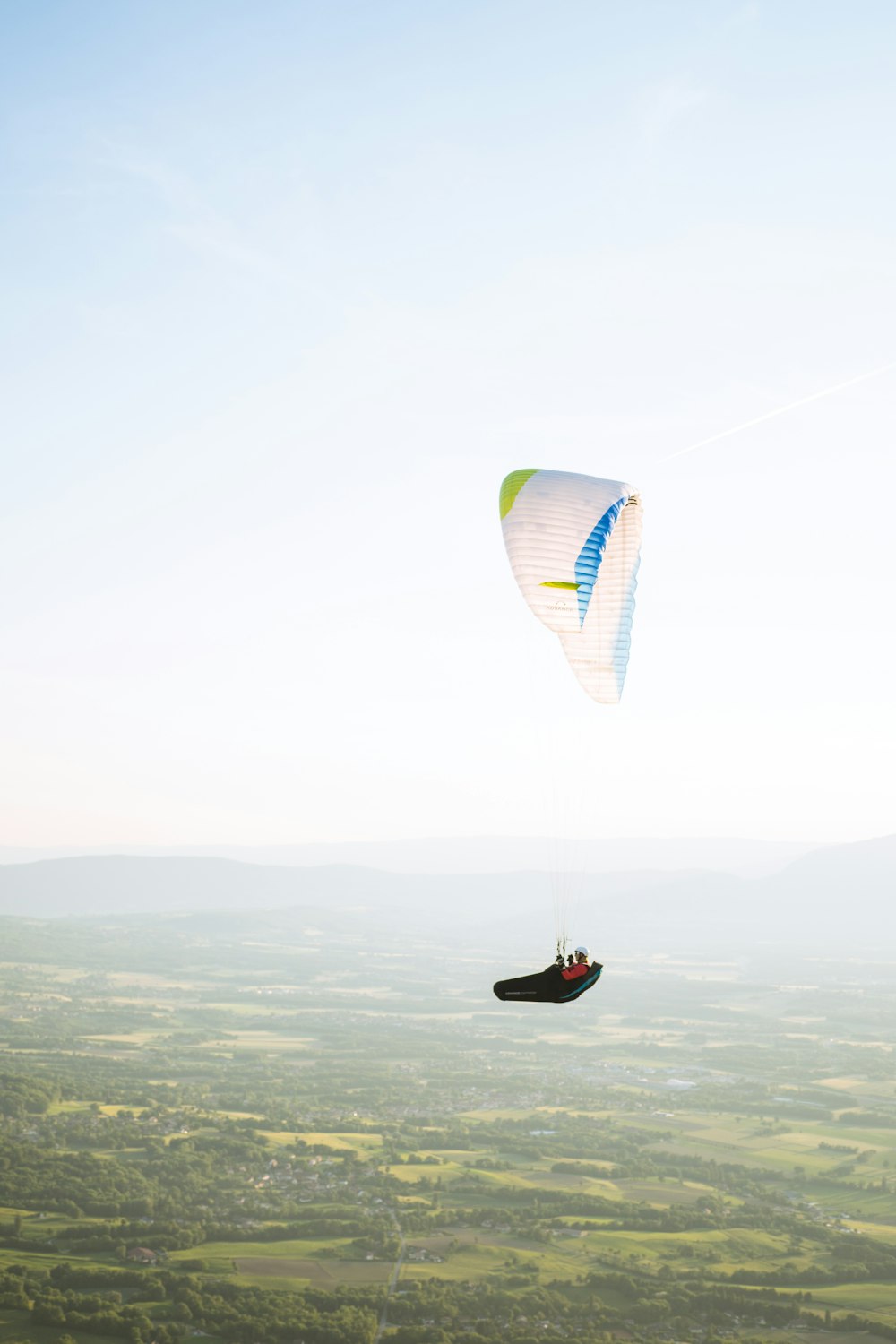 Fotografía aérea de un hombre saltando en paracaídas