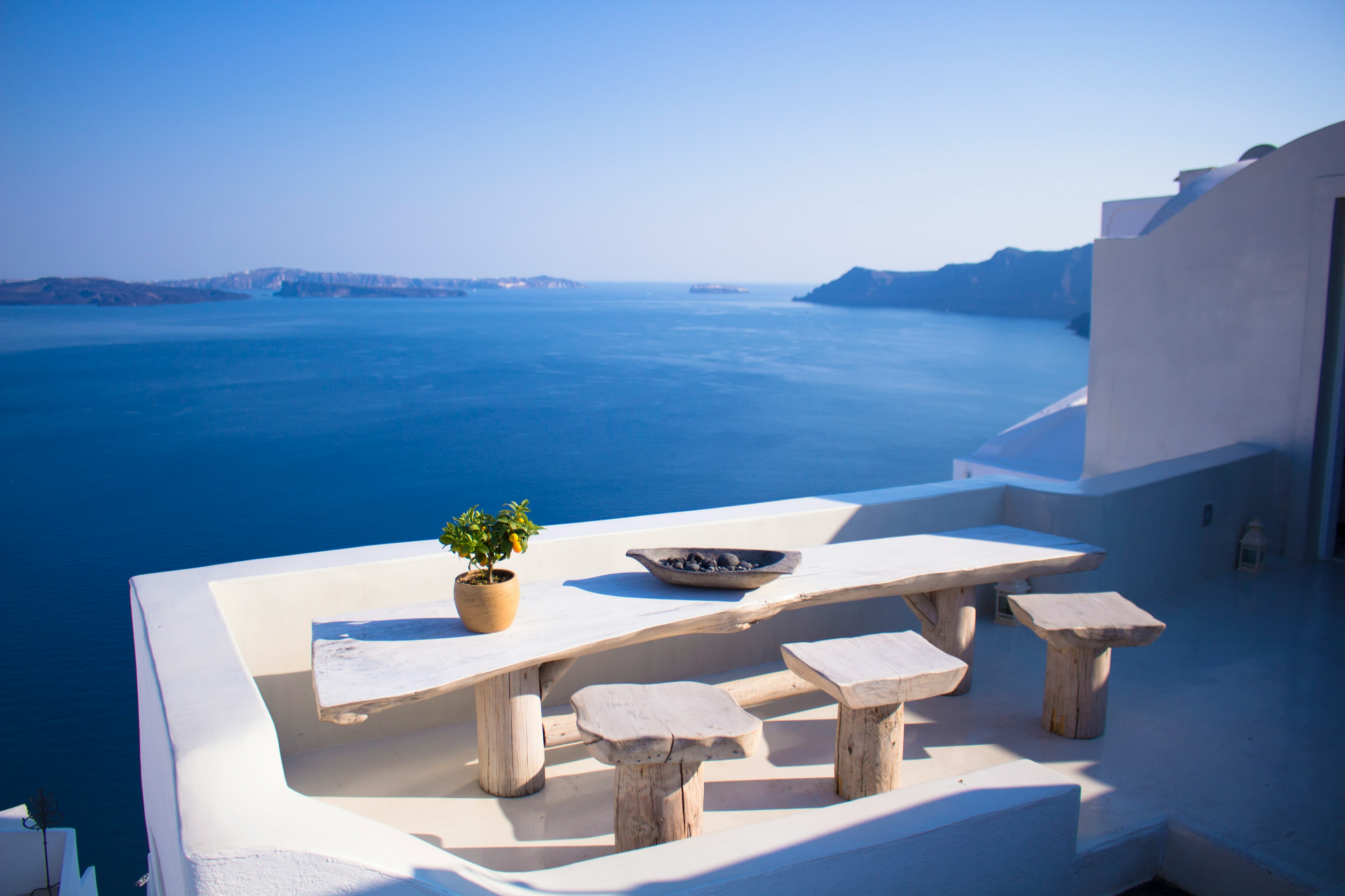 la vista sul mare da una tipica casetta bianca greca. le isole greche si possono raggiungere senza passaporto