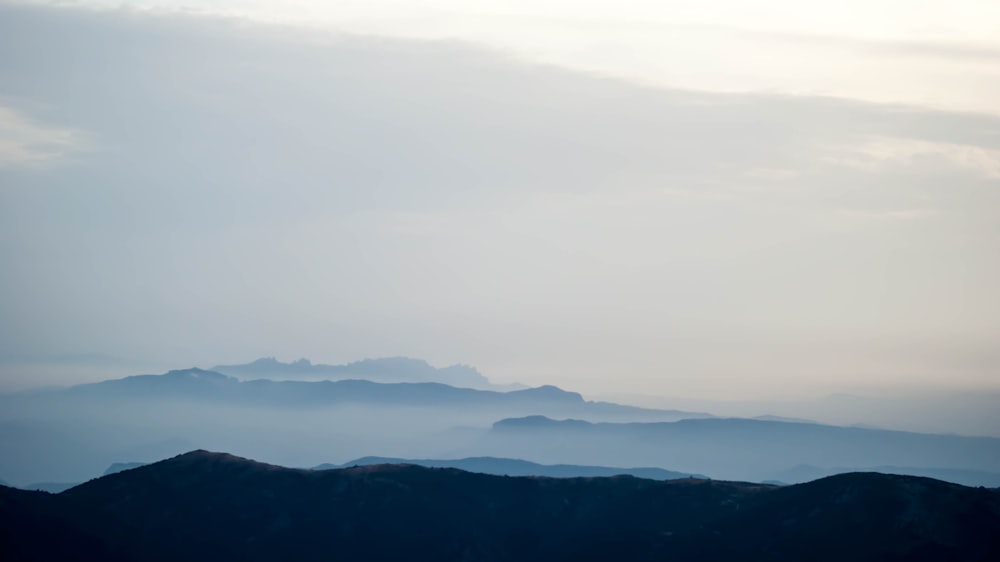 Montanhas sob nuvens brancas