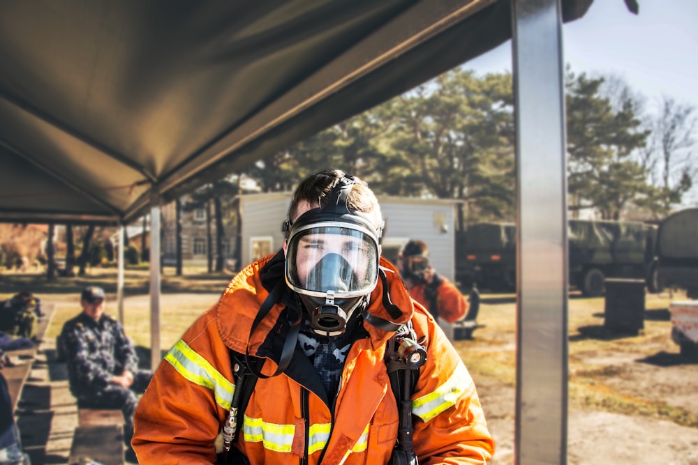 Flache Fokusfotografie eines Feuerwehrmanns in vollem Anzug