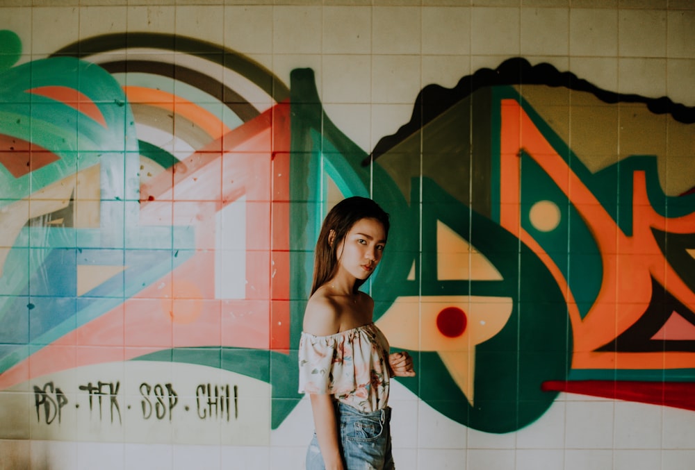 Femme debout tout en portant un crop top marron à épaules dénudées