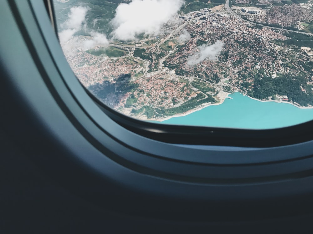 飛行機の窓から見える街の空撮