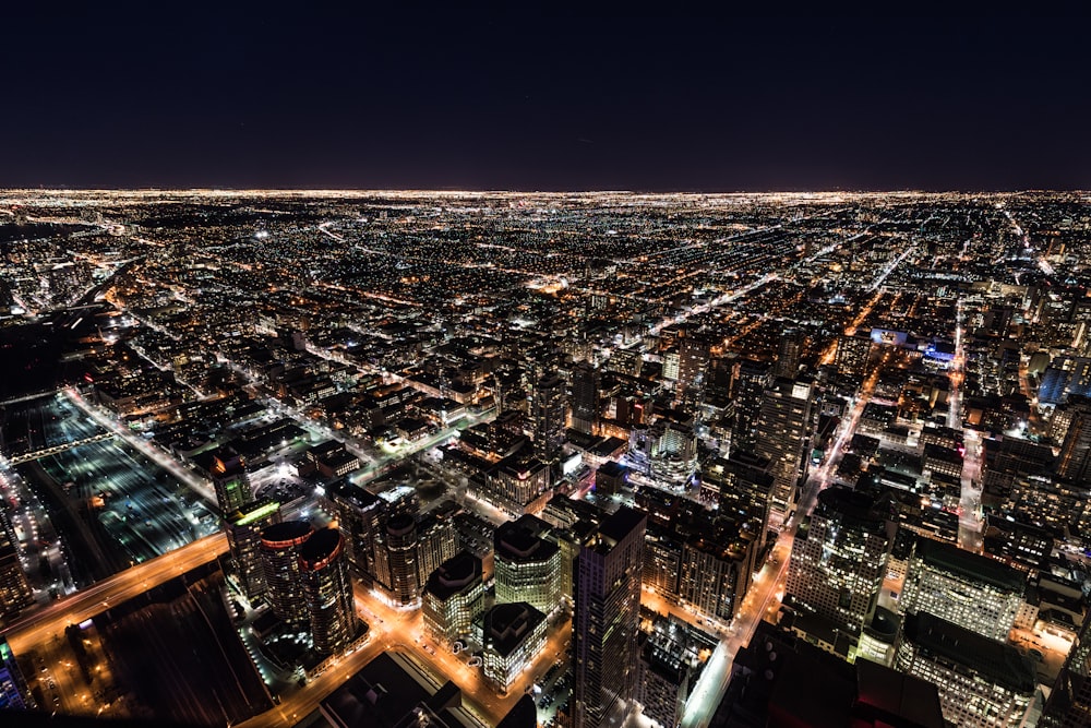 fotografia aérea de arranha-céus durante a noite