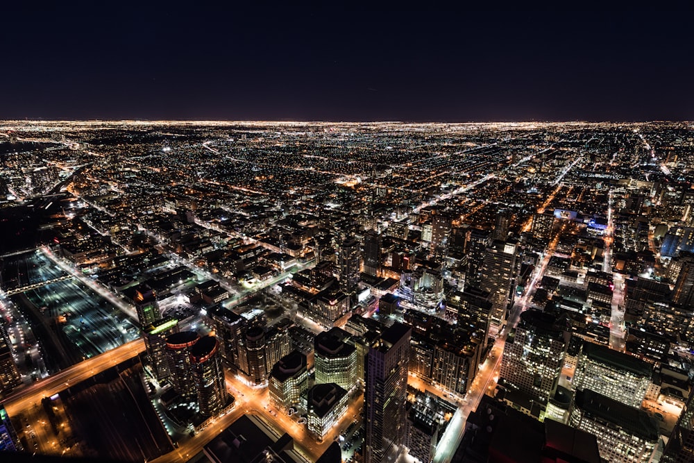 Fotografía aérea de un edificio de gran altura durante la noche